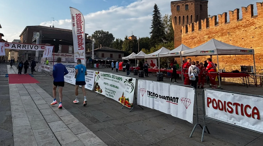 Evento Ecocarovana 2026 a Formigine con partecipanti lungo il percorso cittadino